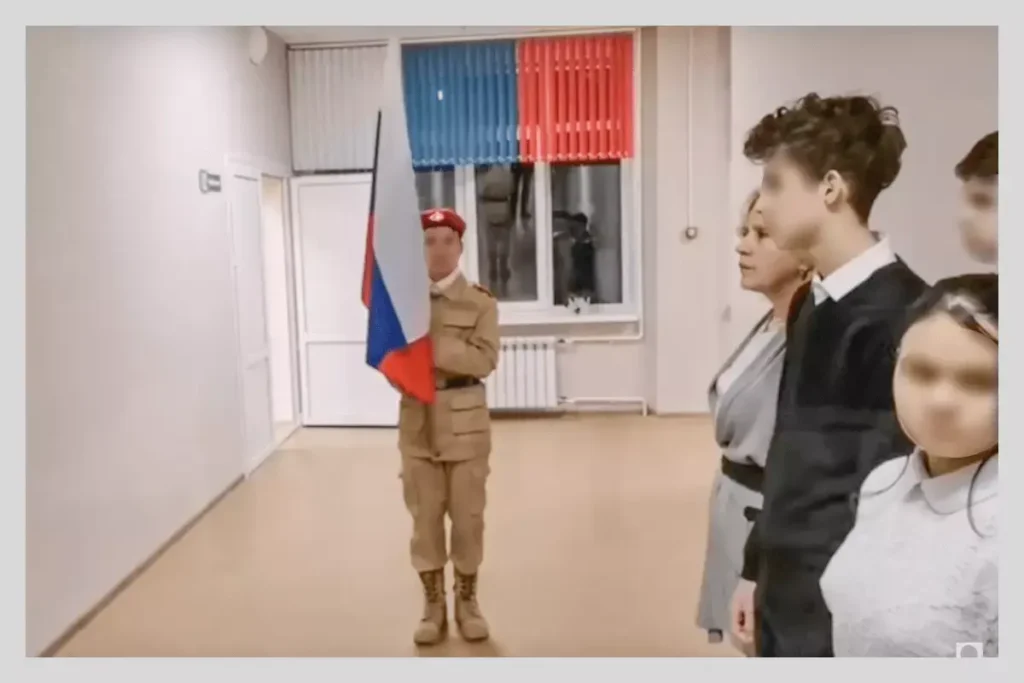 Скриншот видео с еженедельного поднятия флага в школе № 2 Брянска в январе 2023. Автор видео: Брянский Ворчун, Youtube.