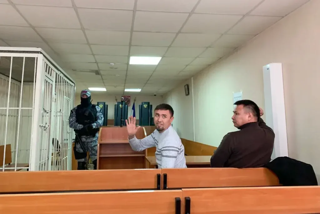 Фаиль Алсынов (в&nbsp;центре) с&nbsp;адвокатом в&nbsp;Баймакском районном суде в&nbsp;день объявления обвинительного приговора 17&nbsp;января, Башкортостан. Фото: телеграм-канал Куштау Байрам.