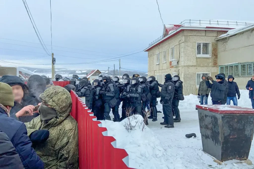 Полиция закрывает проход ко&nbsp;входу в&nbsp;Баймакский районный суд 17&nbsp;января, Башкортостан. Фото: специальный корреспондент «Верстки».