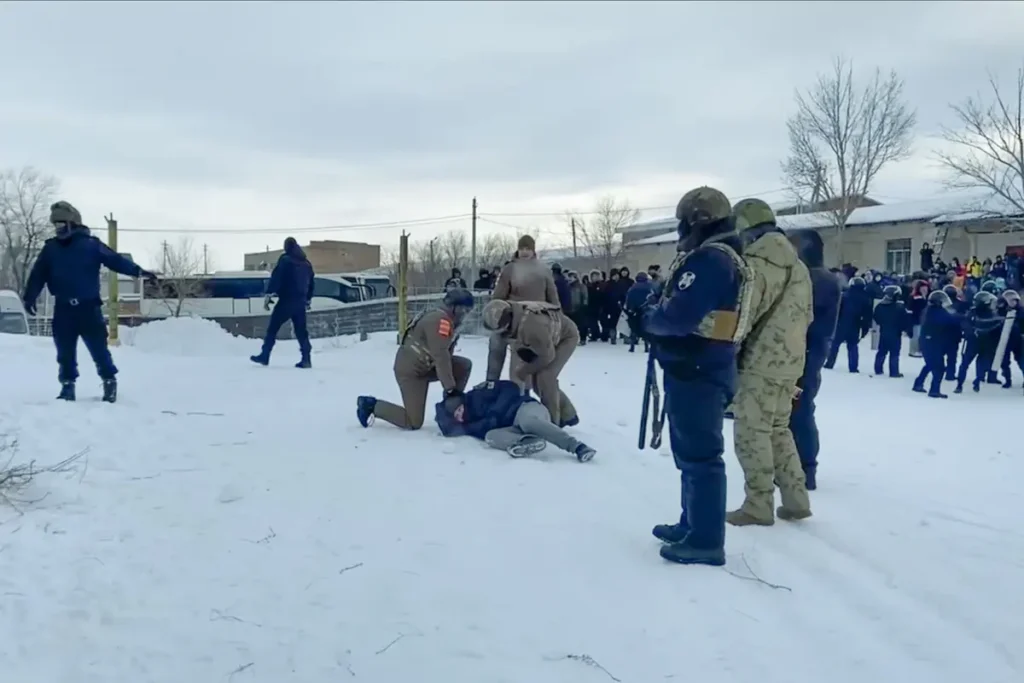 Полиция задерживает протестующих в день оглашения обвинительного приговора Фаилю Алсынову в Баймакском районном суде 17 января, Башкортостан. Фото: специальный корреспондент «Вёрстки».