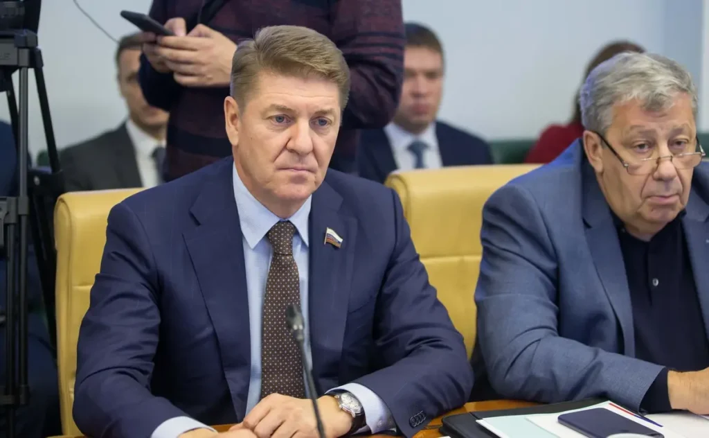 Андрей Шевченко (cлева) во&nbsp;время проведения совещания. Источник: council.gov.ru.