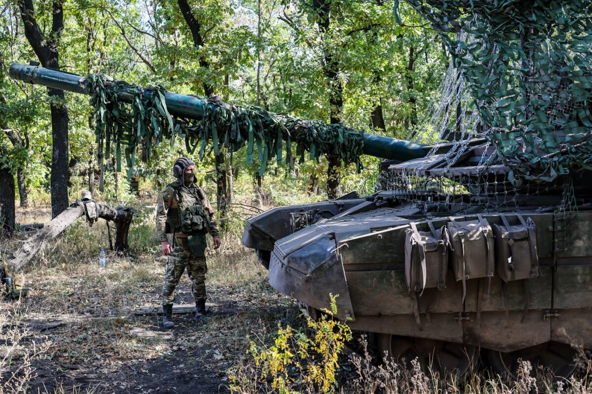 Российский военный стоит перед танком Т-90 «Прорыв»