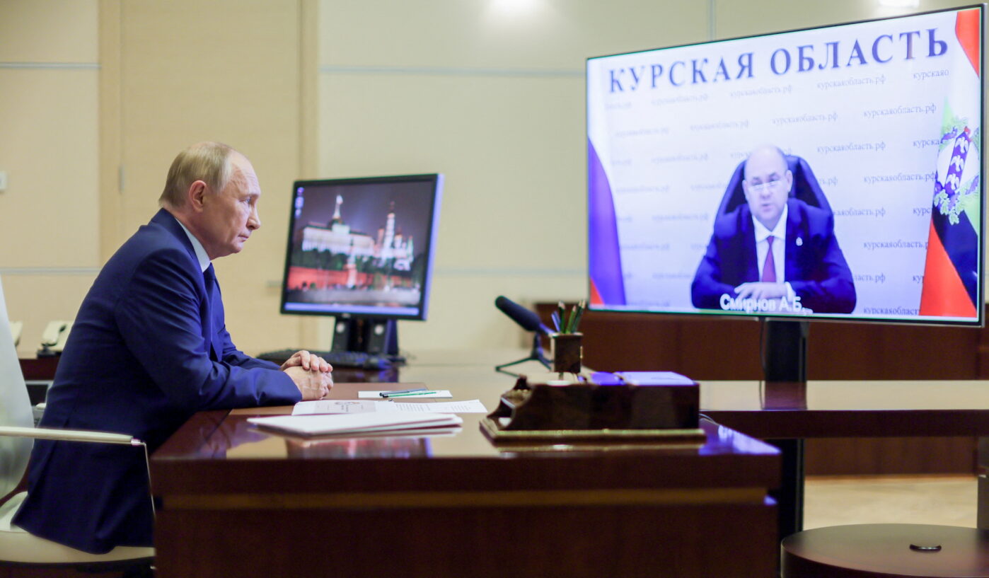 Владимир Путин уволил главу Курской области Алексея Смирнова и назначил на его место Александра Хинштейна