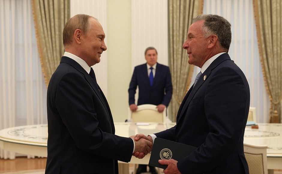 Владимир Путин встретился в Кремле со спецпосланником Трампа Стивом Уиткоффом