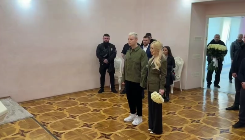 Певец Ярослав Дронов, известный как Шаман, и глава «Лиги безопасного интернета» Екатерина Мизулина поженились в Донецке