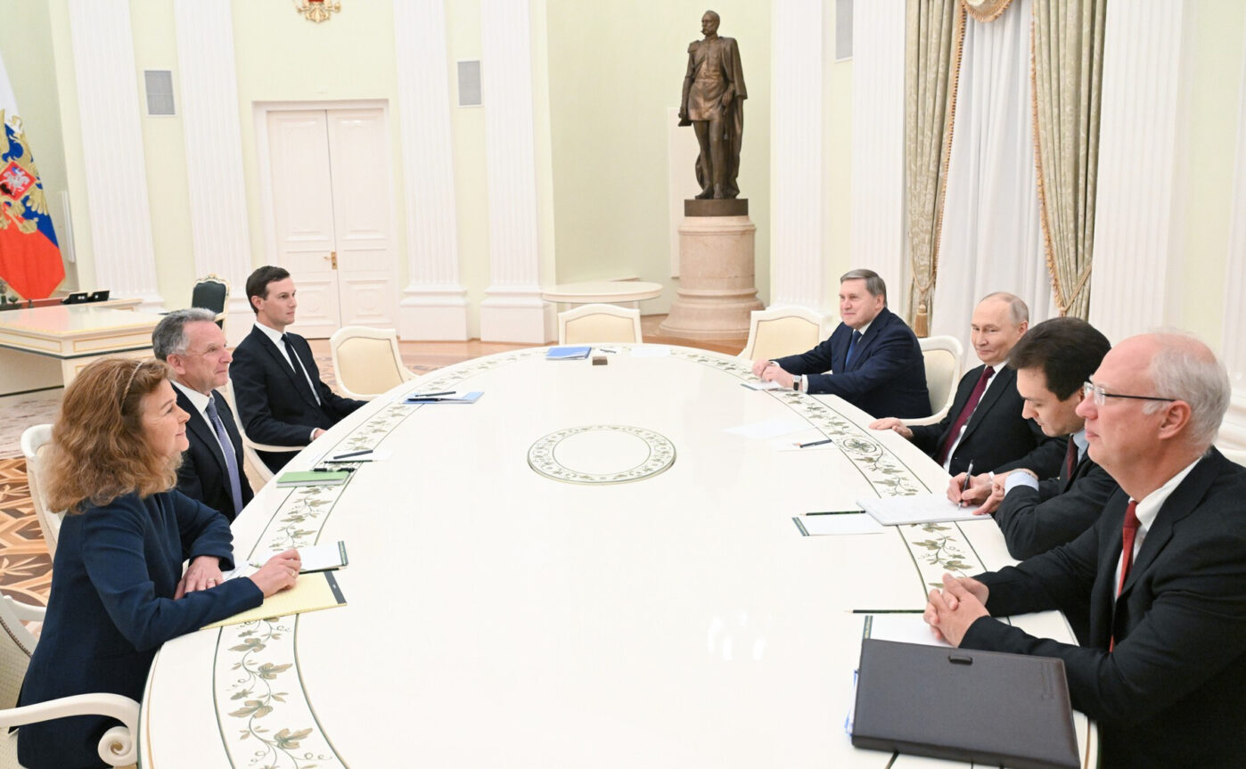 Владимир Путин во время встречи встречу со специальным посланником США Стивом Уиткоффом и зятем президента США Дональда Трампа Джаредом Кушнером в Кремле