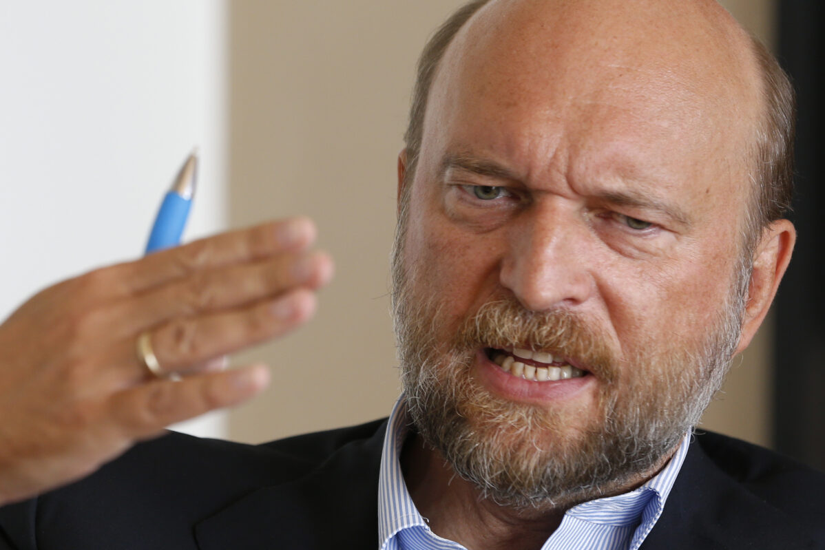 Сергей Пугачёв в 1991 году зарегистрировал в Санкт-Петербурге один из первых банков, а затем переехал в Москву, где занялся скупкой промышленных активов