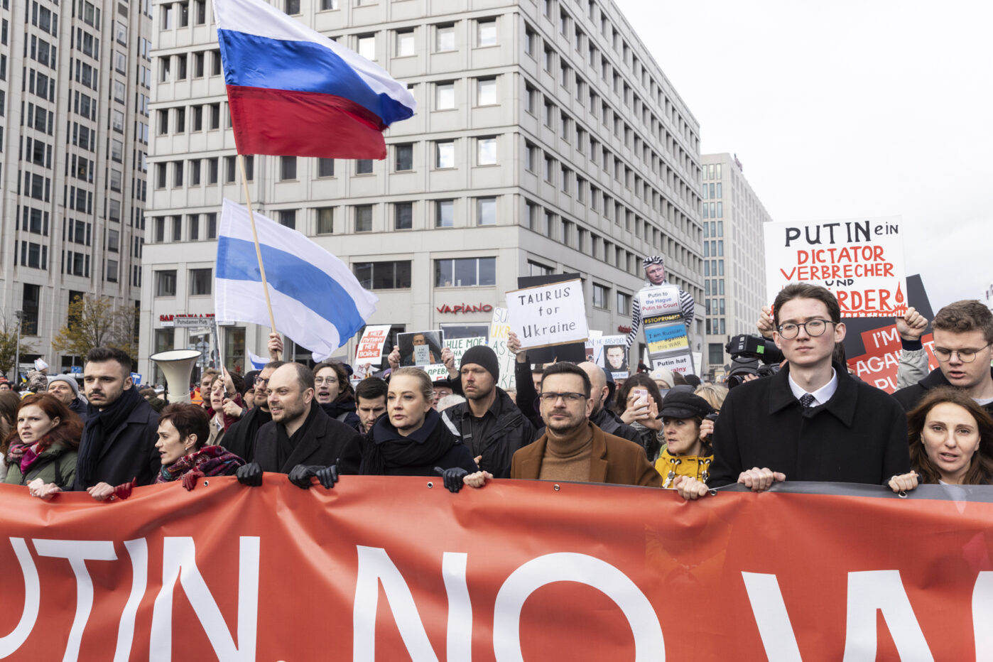 Юлия Навальная, Владимир Кара-Мурза и Илья Яшин вместе с протестующими идут к посольству России в Берлине во время антивоенной демонстрации