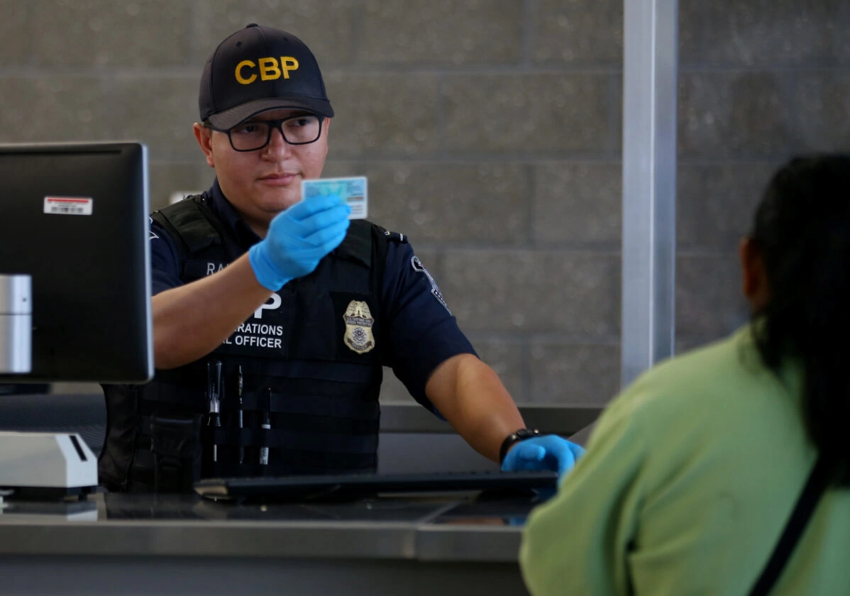 Администрация Трампа остановила рассмотрение иммиграционных виз. Кого затронул запрет и как он повлияет на обладателей Green Card?