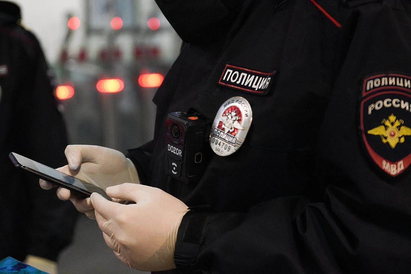 Досмотр телефонов в транспорте проводят в регионах по всей России: эта практика началась ещё в прошлом году