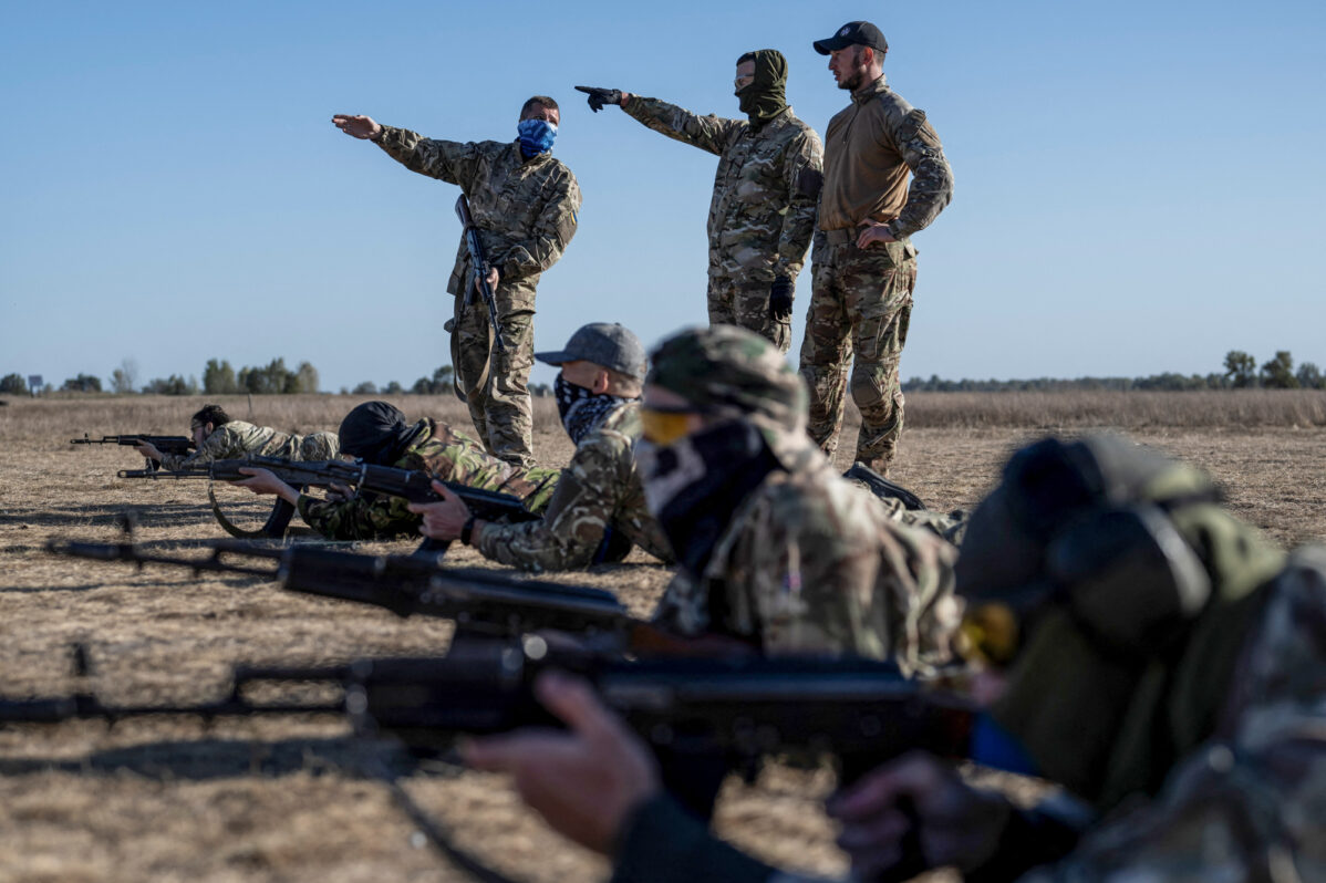 Новобранцы Русского добровольческого корпуса участвуют в военных учениях на окраине Киева
