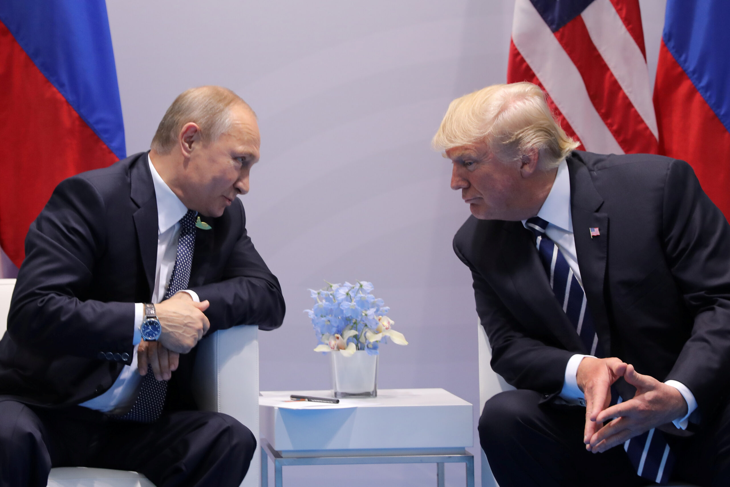 Владимир Путин и Дональд Трамп поговорили по телефону. Путин предложил перемирие с Украиной на 9 мая