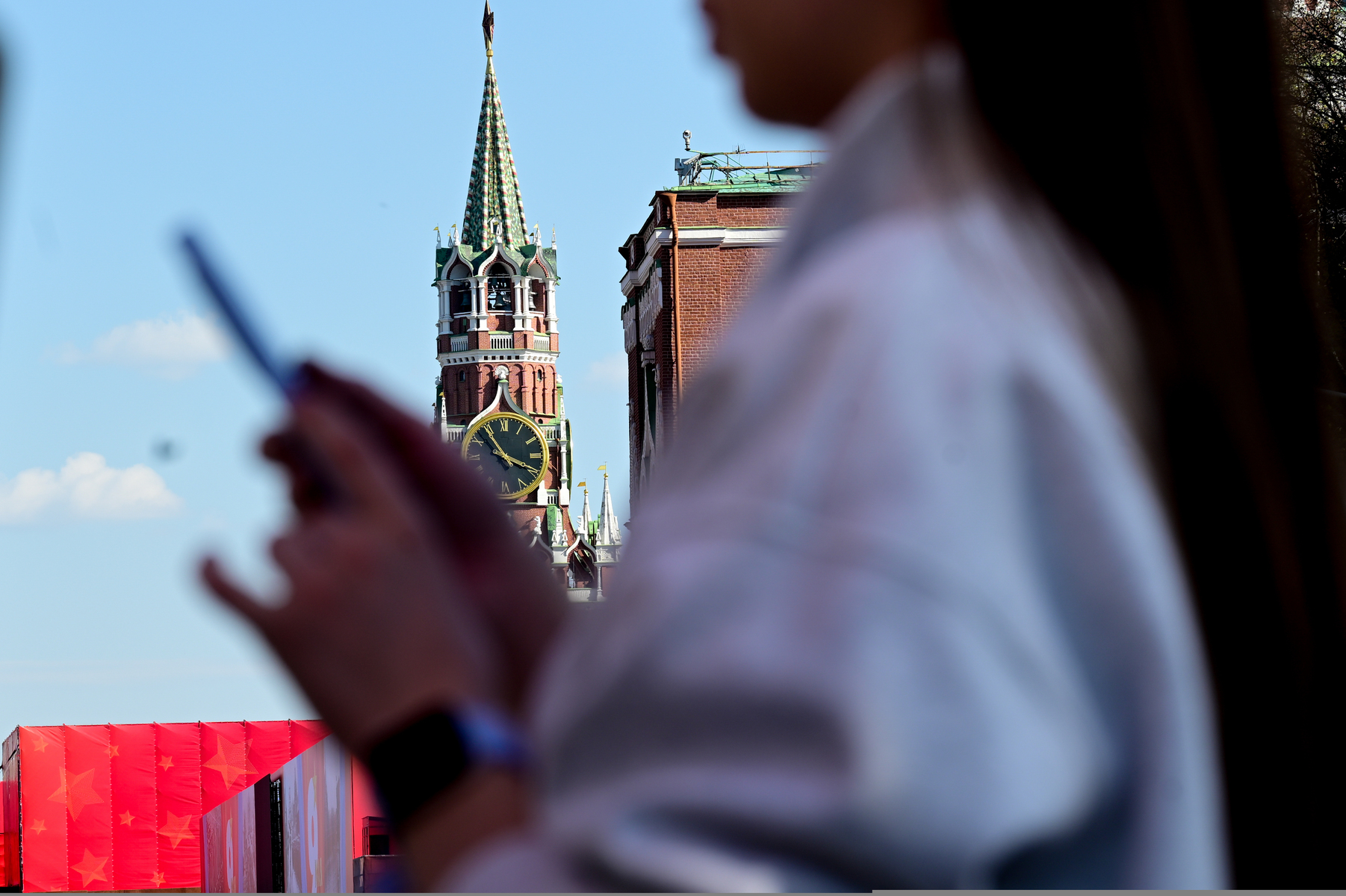 Минцифры расширило перечень данных, которые операторы связи обязаны передавать спецслужбам. В него вошли паспортные данные и геолокация