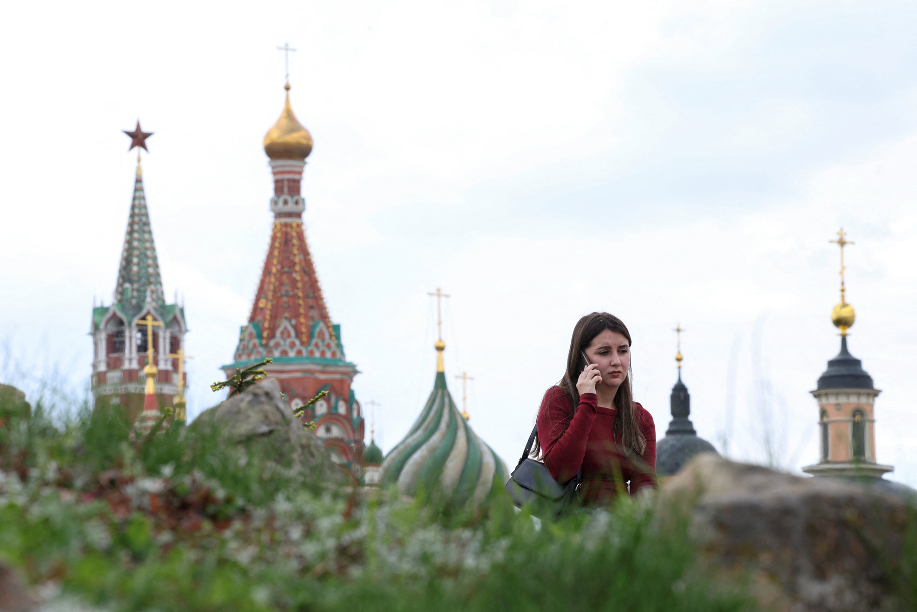 В Москве и Санкт-Петербурге отключили мобильный интернет перед парадом Победы. Власти объяснили это «интересами безопасности»