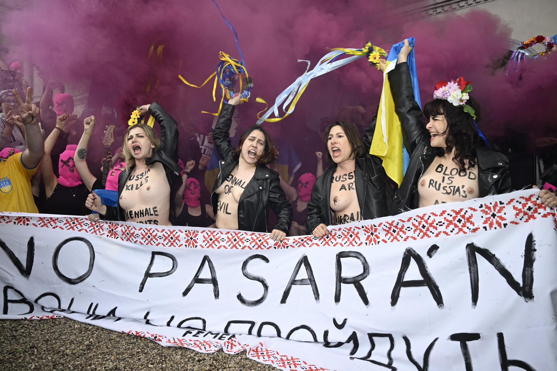 Pussy Riot провели акцию у российского павильона на Венецианской биеннале. Они выступили против участия России в выставке