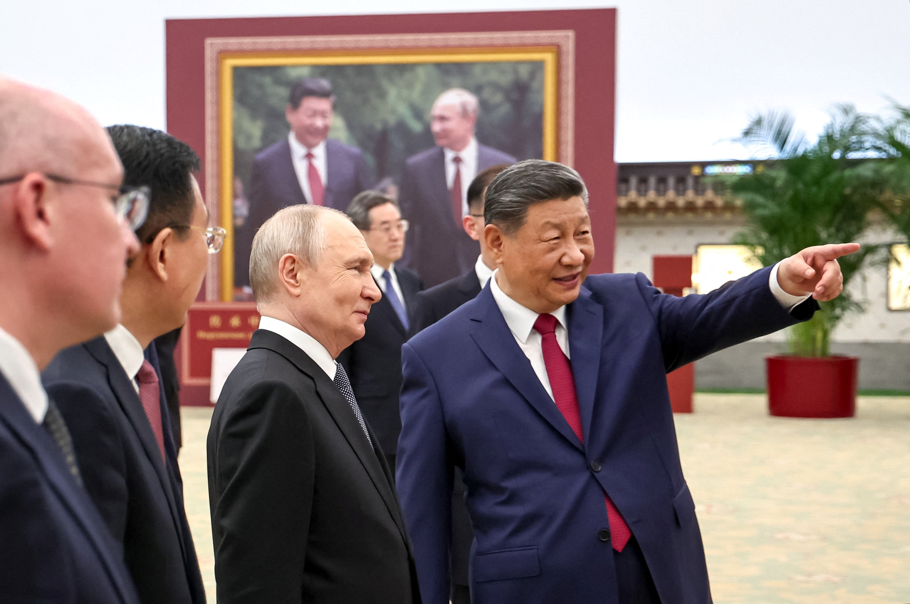Владимир Путин и Си Цзиньпин подписали в Пекине совместные заявления о стратегическом партнерстве и многополярном мире, обсудили Украину и энергетику