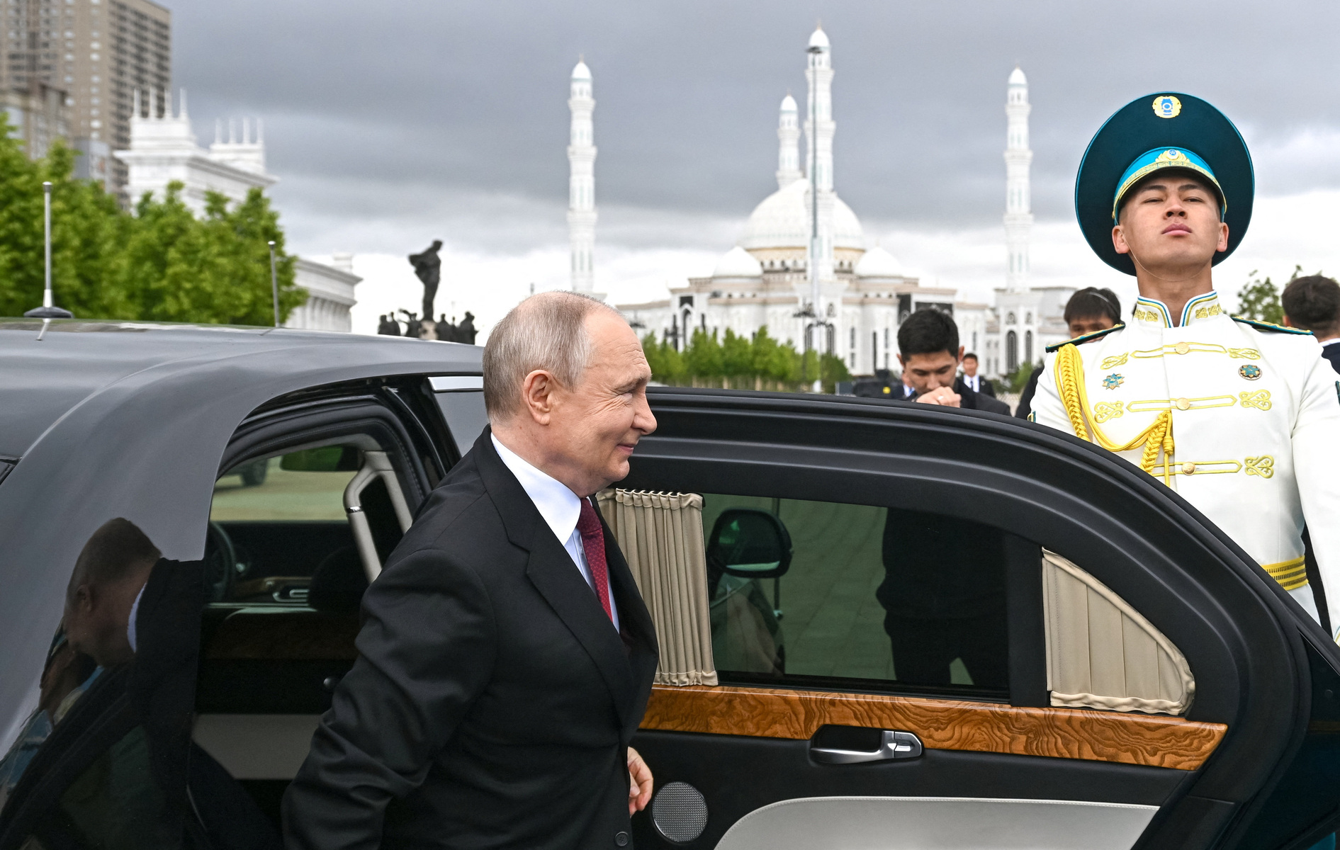 Кортеж Владимира Путина в Астане сопровождали броневик с позицией для пулемётчика и машина с РЭБ