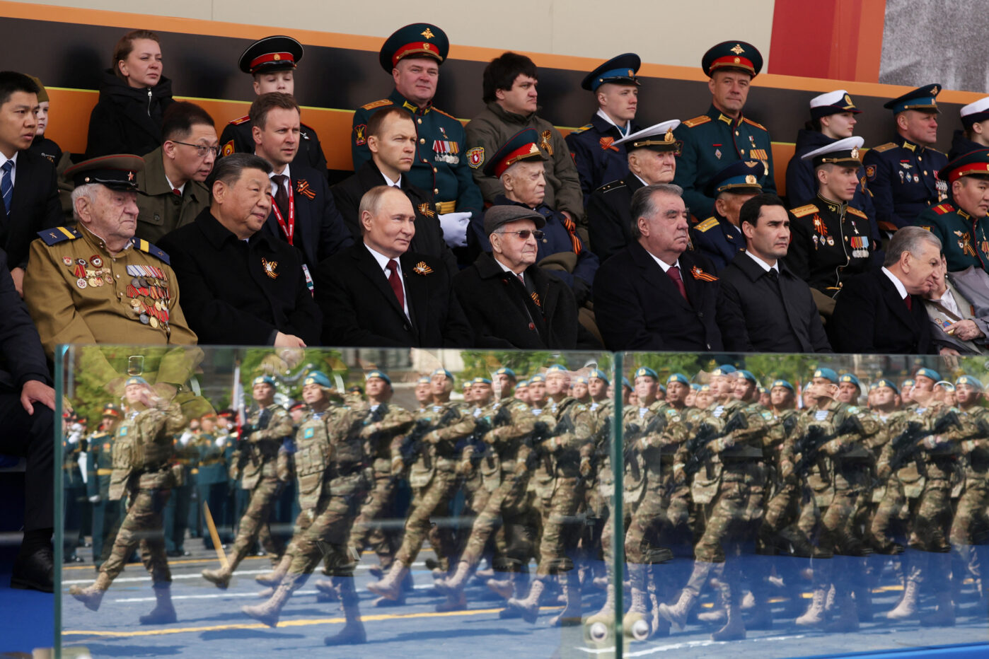 Владимир Путин вместе с президентами Китая, Таджикистана, Туркменистана и Узбекистана на военном параде в День Победы на Красной площади<br />