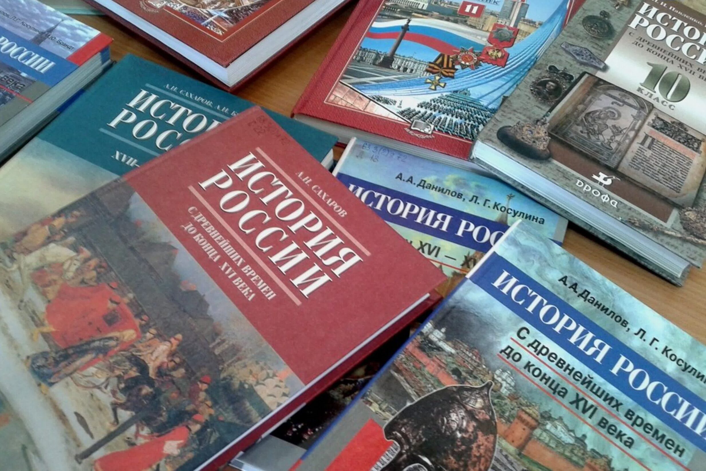 Патриотизм и традиционные ценности станут официальными требованиями для всех школьных учебников в России