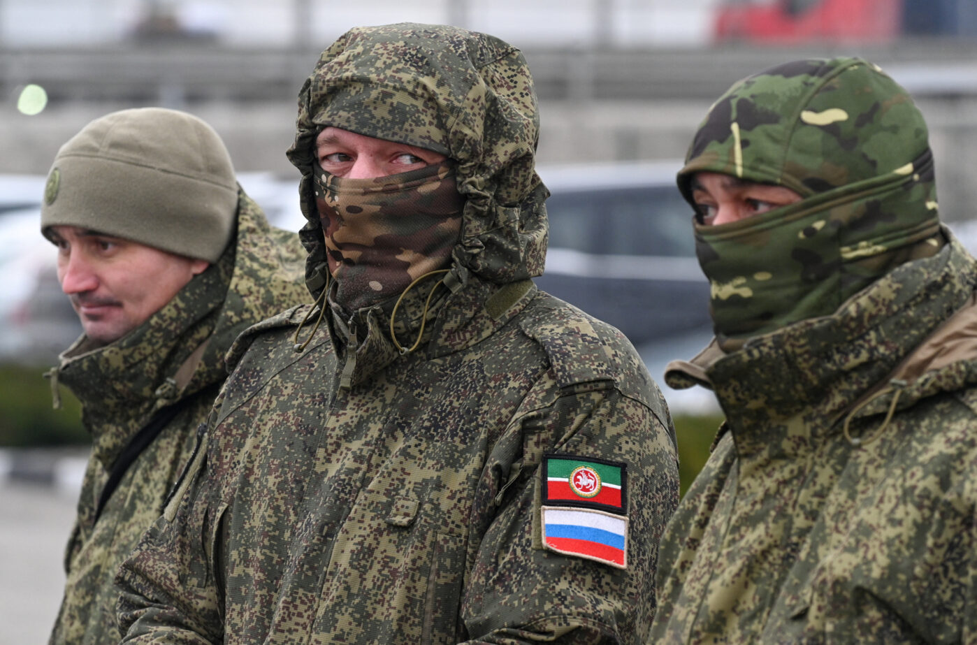 Российские военнослужащие принимают гумпомощь в Ростове-на-Дону