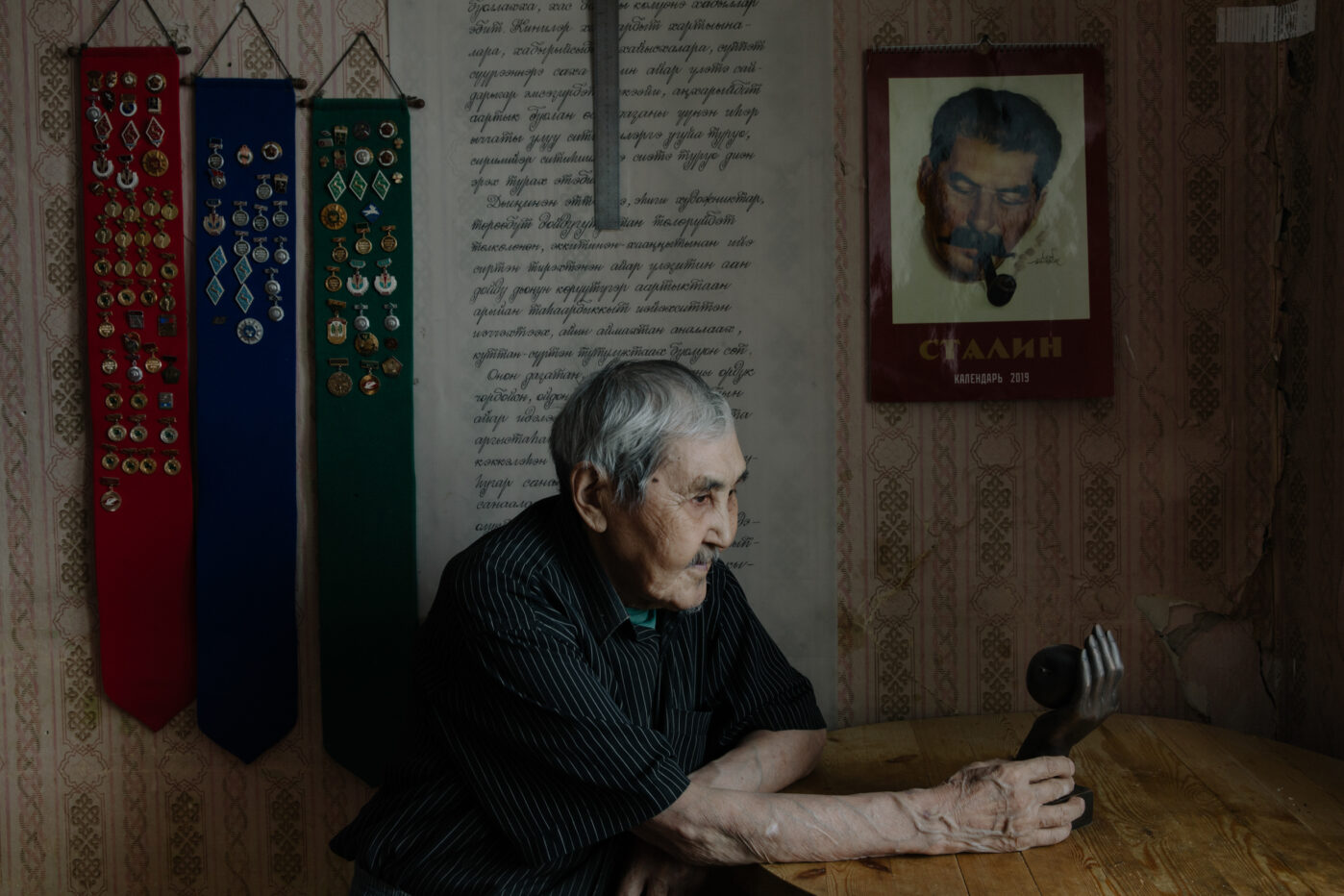 Косторез Георгий Родионов из&nbsp;Якутии в&nbsp;своей мастерской за&nbsp;несколько дней до&nbsp;«выселения» по&nbsp;причине аварийного состояния здания