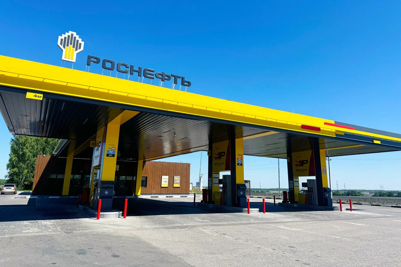 На заправках «Башнефти», «Роснефти» и ТНК запретили продажу бензина в канистры по всей России из-за «сезонного спроса»