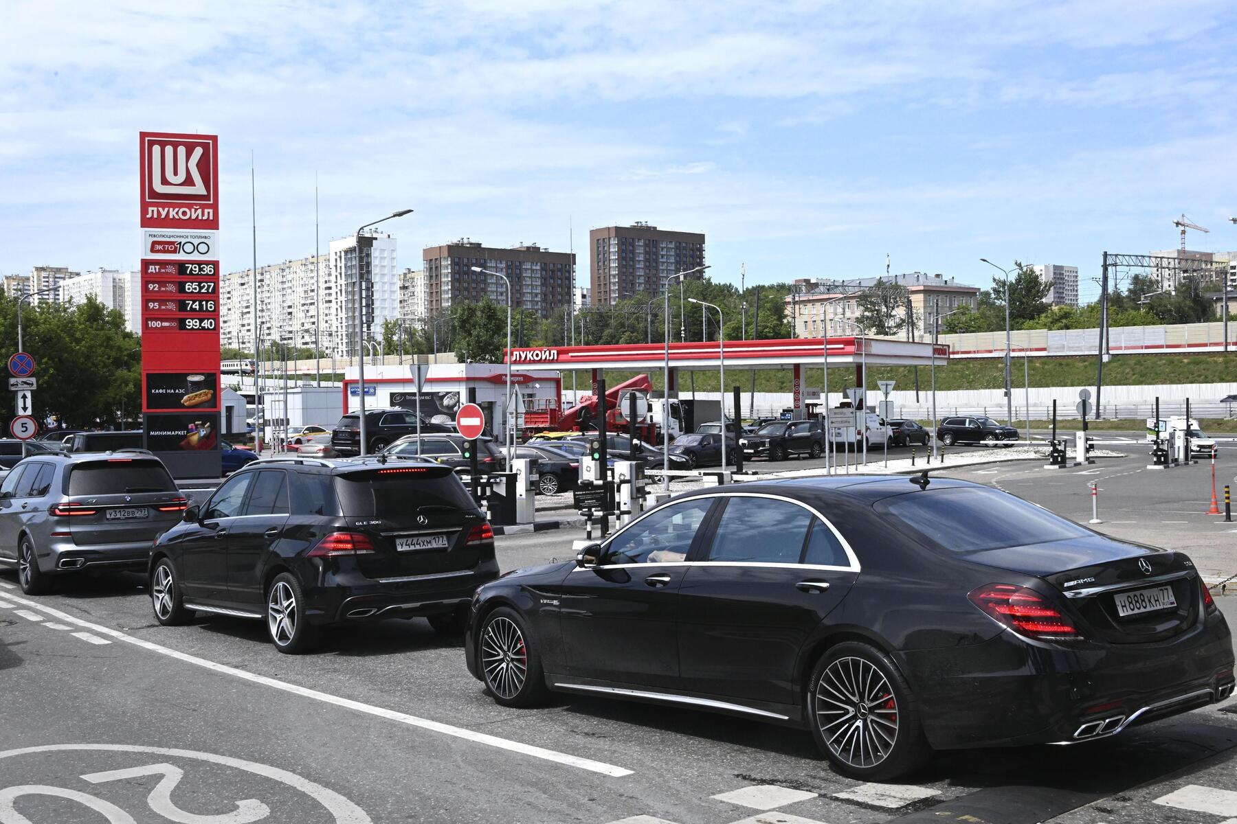 ФАС возбудила дело против шести операторов АЗС в Московском регионе, заподозрив их в картельном сговоре после одновременного повышения цен на топливо