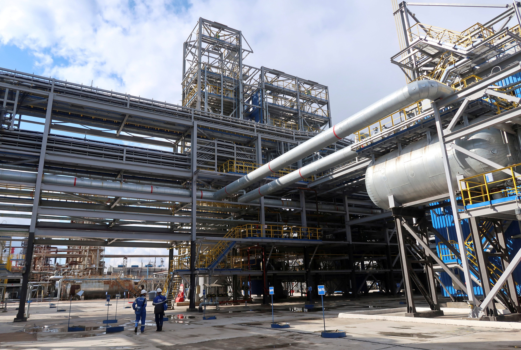 НПЗ «Газпром нефтехим Салават» приостановил переработку нефти после атаки украинских беспилотников. Повреждения подтверждаются спутниковыми снимками