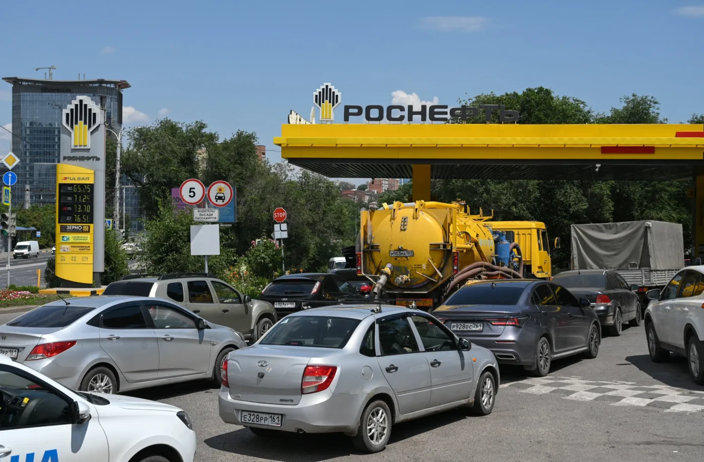Очередь за бензином на заправке «Роснефти» в Ростове-на-Дону