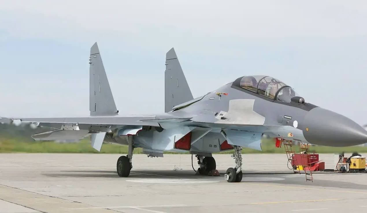 ОАК передала Минобороны России новую партию истребителей Су-30СМ2 и истребителей-бомбардировщиков Су-34, произведённых в рамках гособоронзаказа