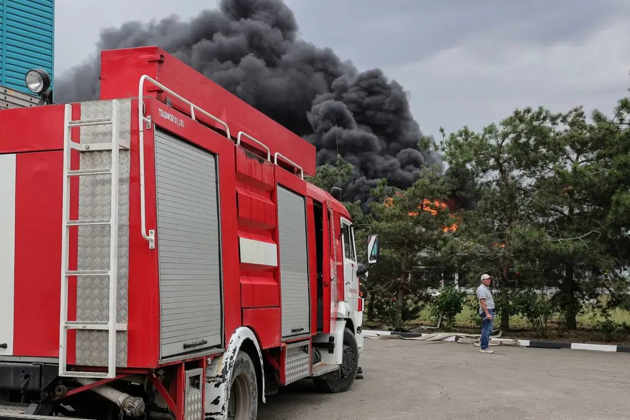 В Ростовской области после ночной массированной атаки беспилотников произошли пожары в порту Таганрога и на двух объектах хранения нефтепродуктов в Азове