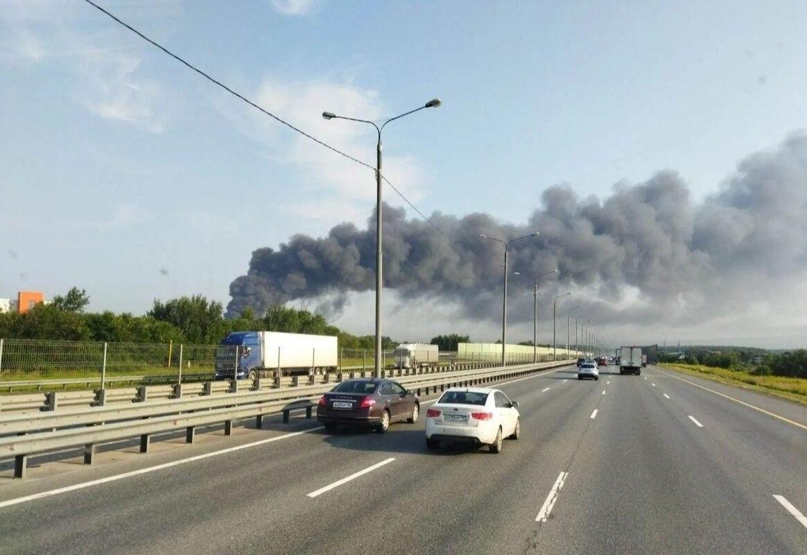 В подмосковном Коледино после атаки БПЛА загорелся склад 3PL. Рядом с ним находится крупнейший центр Wildberries